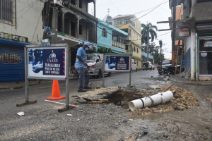 CAASD corrige avería en línea de agua potable en SDO