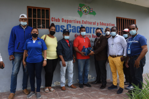CAASD dona bomba eléctrica al Club Los Cachos de Cristo Rey.